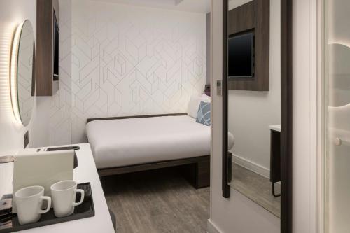 Habitación doble eficiente sin ventanas del hotel Four Points Flex by Sheraton London Shoreditch East. Foto 5