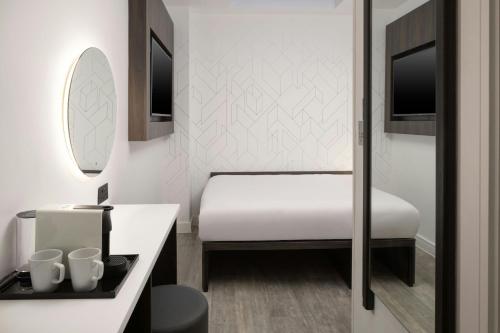 Habitación doble eficiente sin ventanas del hotel Four Points Flex by Sheraton London Shoreditch East. Foto 7