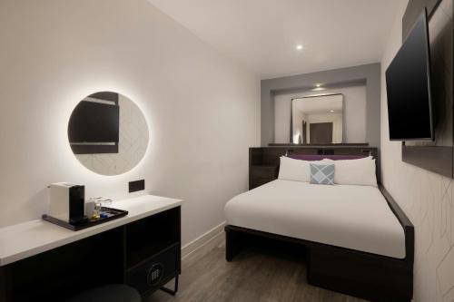 Windowless Double, Guest room, 1 Double del hotel Four Points Flex by Sheraton London Shoreditch East. Foto 7