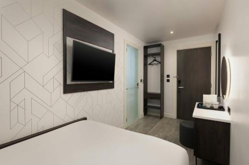 Windowless Double, Guest room, 1 Double del hotel Four Points Flex by Sheraton London Shoreditch East. Foto 11