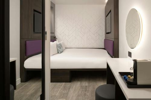 Habitación eficiente sin ventanas - cama extragrande del hotel Four Points Flex by Sheraton London Shoreditch East. Foto 6