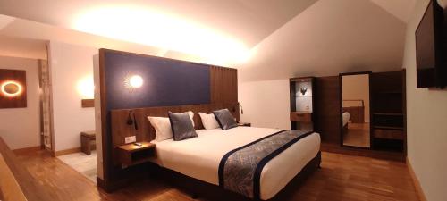 Habitación doble 1 Cama king Con Vistas 2 sofás camas del hotel Villa Odón. Foto 3