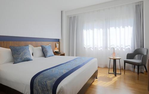Habitación Superior con cama extragrande del hotel Villa Odón. Foto 1
