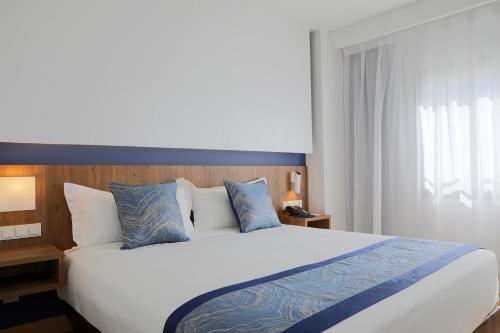 Habitación Superior con cama extragrande del hotel Villa Odón. Foto 2