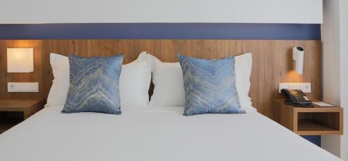 Habitación Superior con cama extragrande del hotel Villa Odón. Foto 4