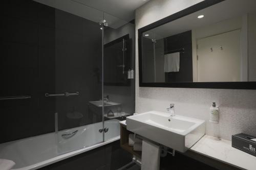 Habitación Superior con cama extragrande del hotel Villa Odón. Foto 7
