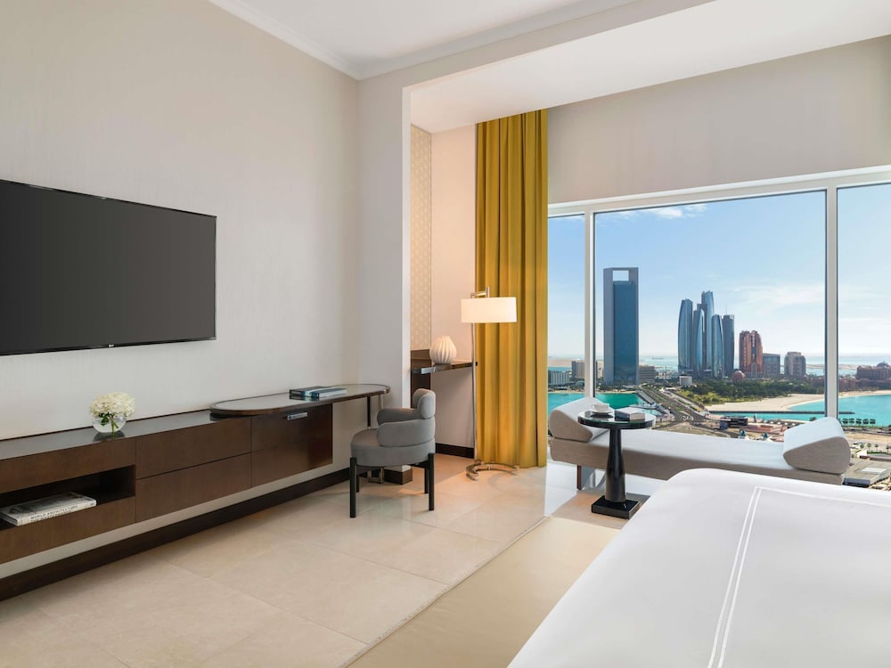 Habitación Deluxe - Vistas a la Corniche del hotel Rixos Marina Abu Dhabi. Foto 1