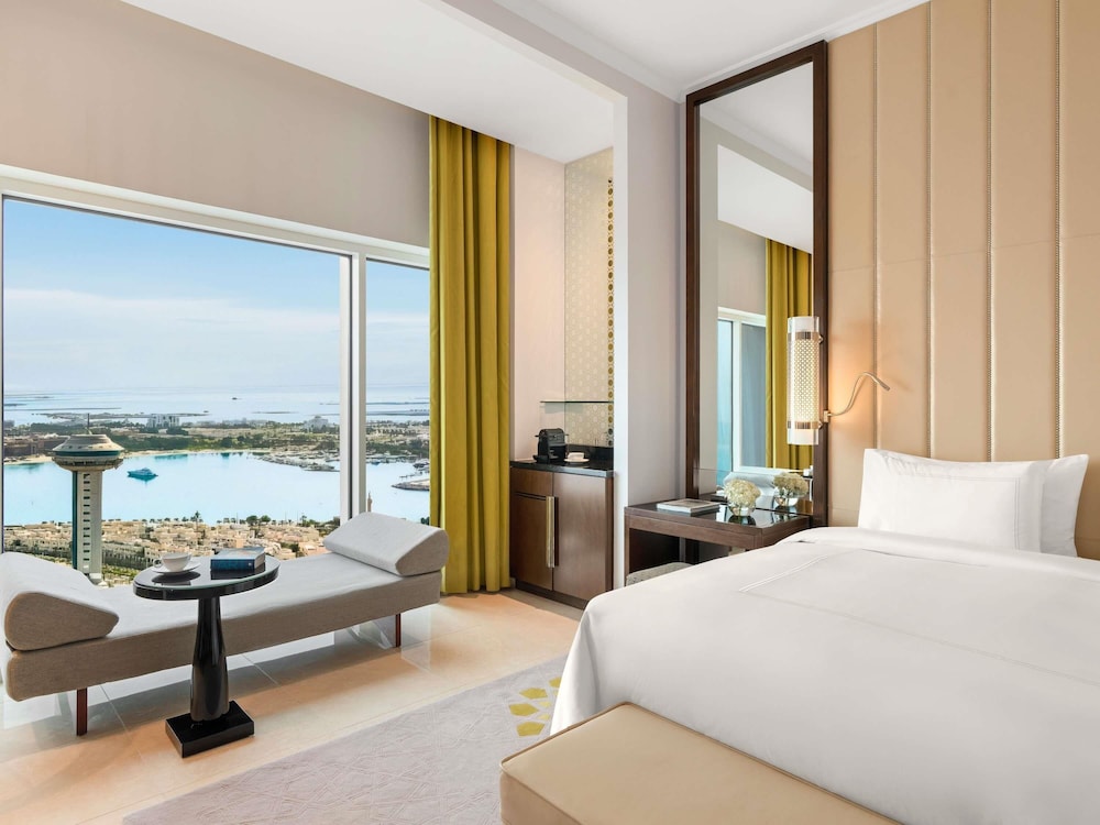 Habitación Deluxe - Vistas a la Corniche del hotel Rixos Marina Abu Dhabi. Foto 2