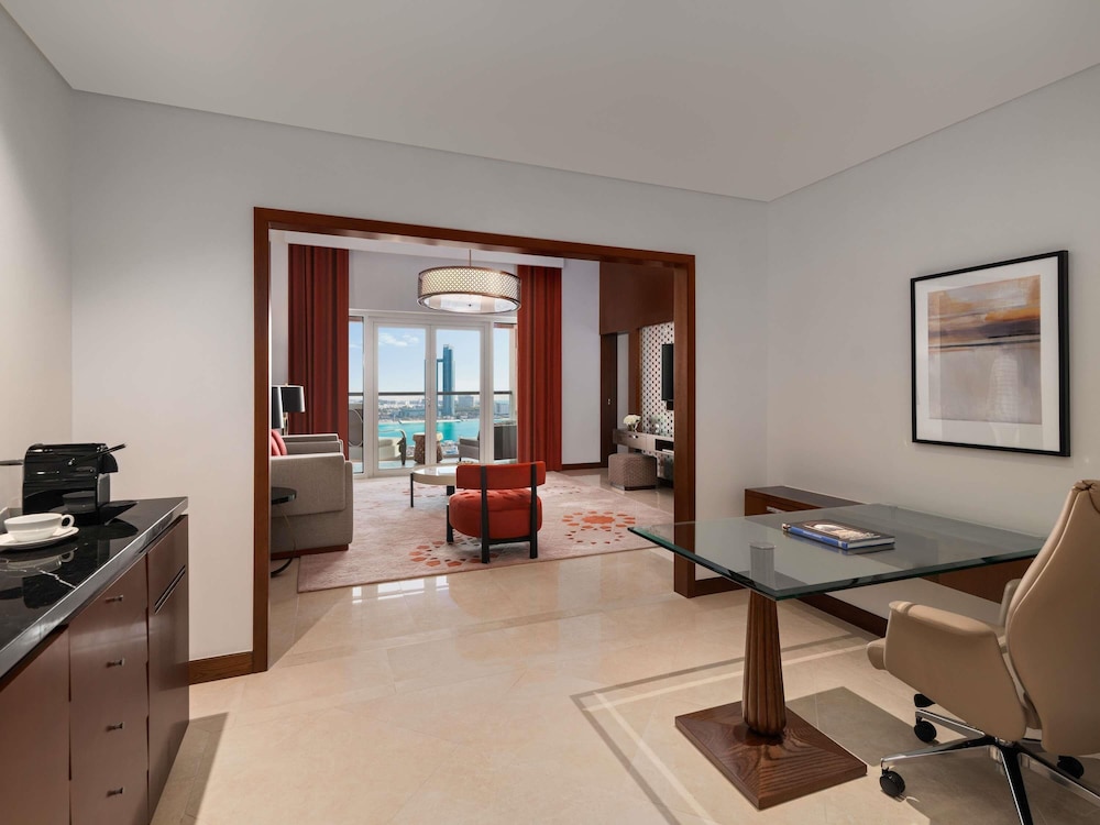 Suite Premium de Dos Dormitorios del hotel Rixos Marina Abu Dhabi. Foto 1