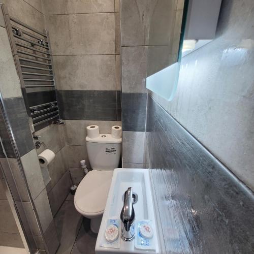 Habitación Doble con baño privado del hotel Argyle Square. Foto 8