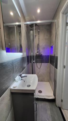 Habitación Doble con baño privado del hotel Argyle Square. Foto 25