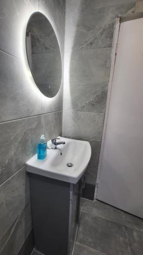 Habitación Doble con baño privado - 2 camas del hotel Argyle Square. Foto 9