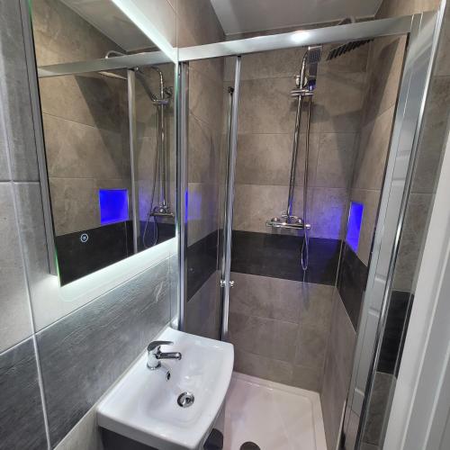 Habitación Triple con baño privado del hotel Argyle Square. Foto 3