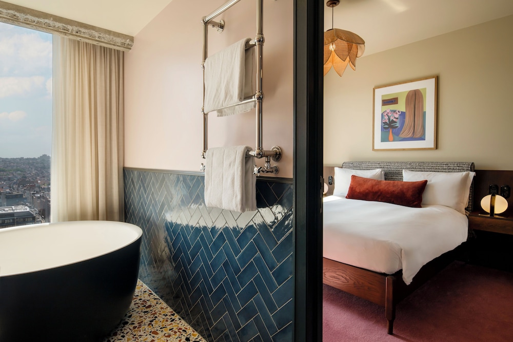 Espaciosa con Bañera • Vistas a la ciudad del hotel The Hoxton Brussels. Foto 4
