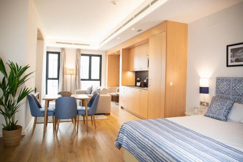 Estudio con sofá cama del hotel nQn Aparts and Suites Sevilla. Foto 1