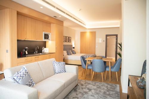 Estudio con sofá cama del hotel nQn Aparts and Suites Sevilla. Foto 4