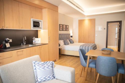 Estudio con sofá cama del hotel nQn Aparts and Suites Sevilla. Foto 6