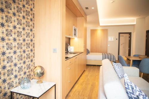 Estudio con sofá cama del hotel nQn Aparts and Suites Sevilla. Foto 7