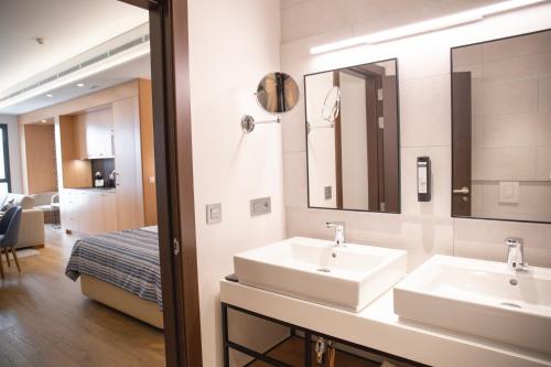 Estudio con sofá cama del hotel nQn Aparts and Suites Sevilla. Foto 8