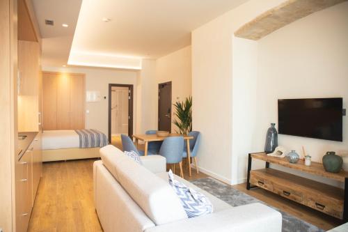 Estudio con sofá cama del hotel nQn Aparts and Suites Sevilla. Foto 9
