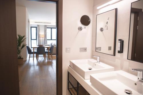 Estudio con sofá cama del hotel nQn Aparts and Suites Sevilla. Foto 10