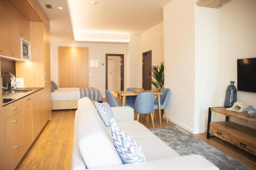 Estudio con sofá cama del hotel nQn Aparts and Suites Sevilla. Foto 11