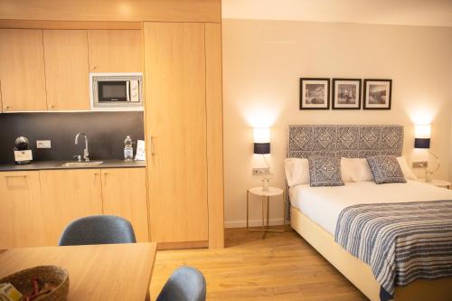 Estudio con sofá cama del hotel nQn Aparts and Suites Sevilla. Foto 12