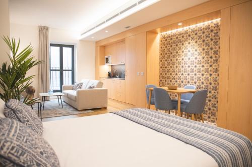 Estudio Superior del hotel nQn Aparts and Suites Sevilla. Foto 13