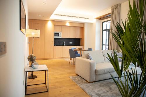 Apartamento con balcón del hotel nQn Aparts and Suites Sevilla. Foto 2