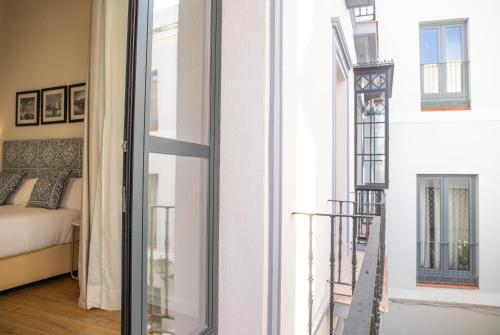 Apartamento con balcón del hotel nQn Aparts and Suites Sevilla. Foto 7