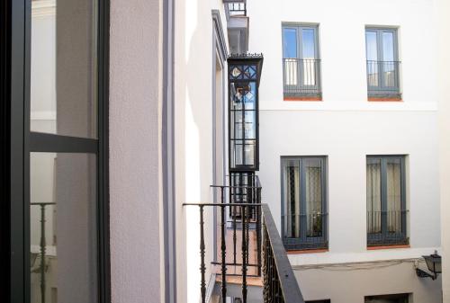 Apartamento con balcón del hotel nQn Aparts and Suites Sevilla. Foto 10