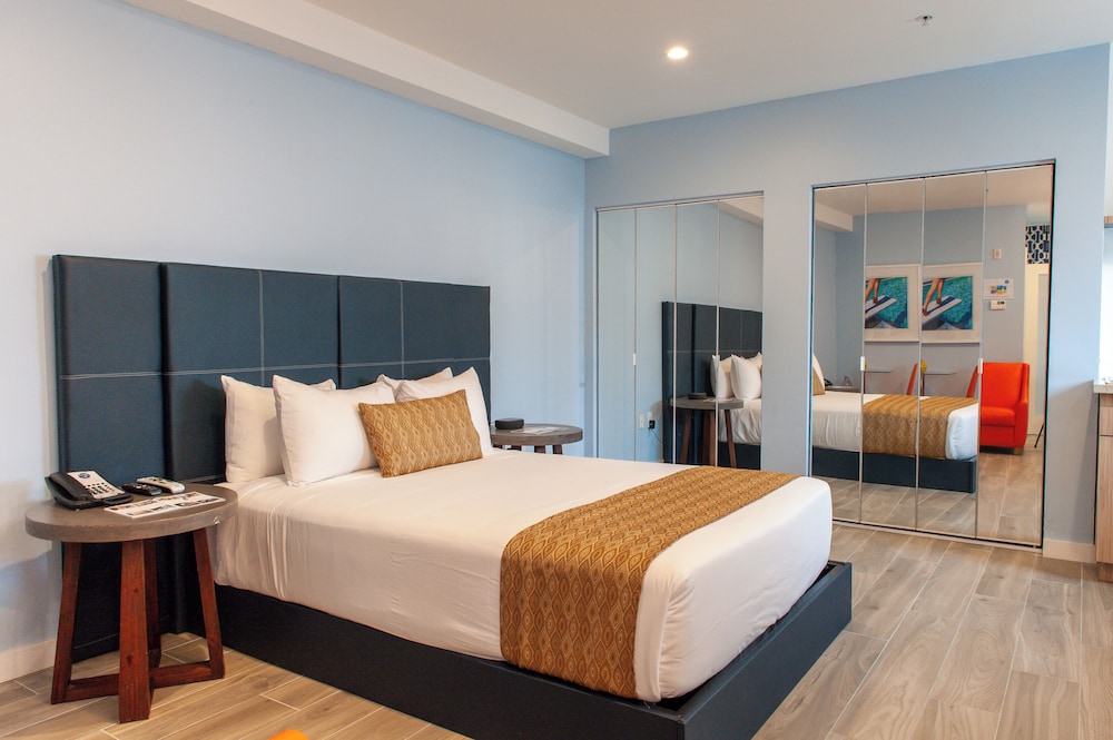 Habitación junior, 1 cama de matrimonio con sofá cama del hotel Oceanside and Suites. Foto 2