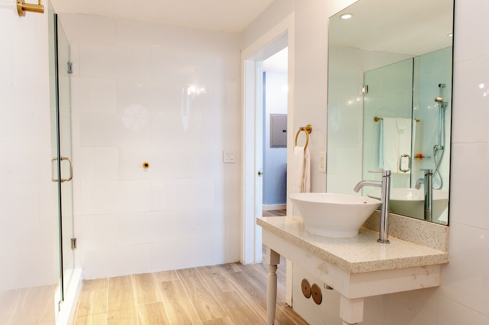 Habitación junior, 1 cama de matrimonio con sofá cama del hotel Oceanside and Suites. Foto 5