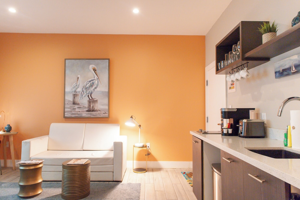 Suite de un dormitorio con cama Queen del hotel Oceanside and Suites