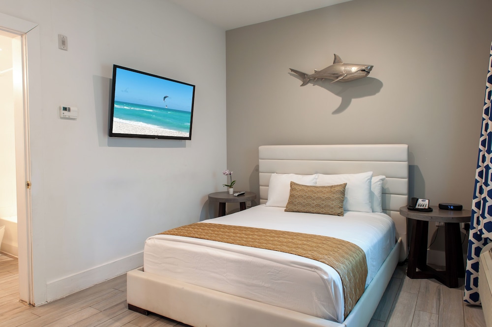 Suite de un dormitorio con cama Queen del hotel Oceanside and Suites. Foto 1