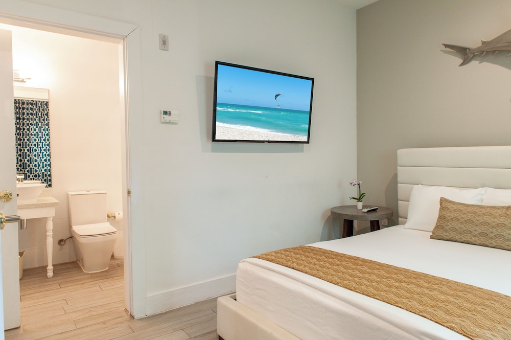 Suite de un dormitorio con cama Queen del hotel Oceanside and Suites. Foto 2