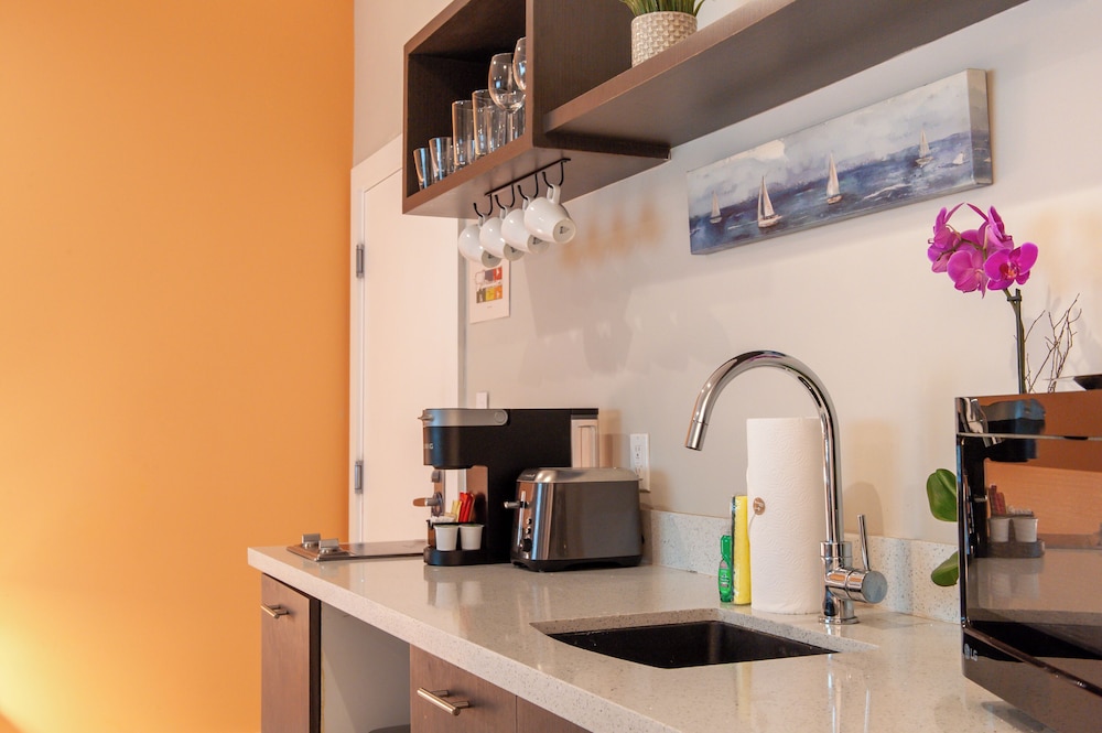Suite de un dormitorio con cama Queen del hotel Oceanside and Suites. Foto 4