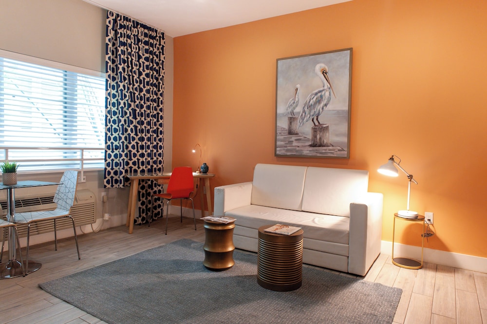 Suite de un dormitorio con cama Queen del hotel Oceanside and Suites. Foto 5