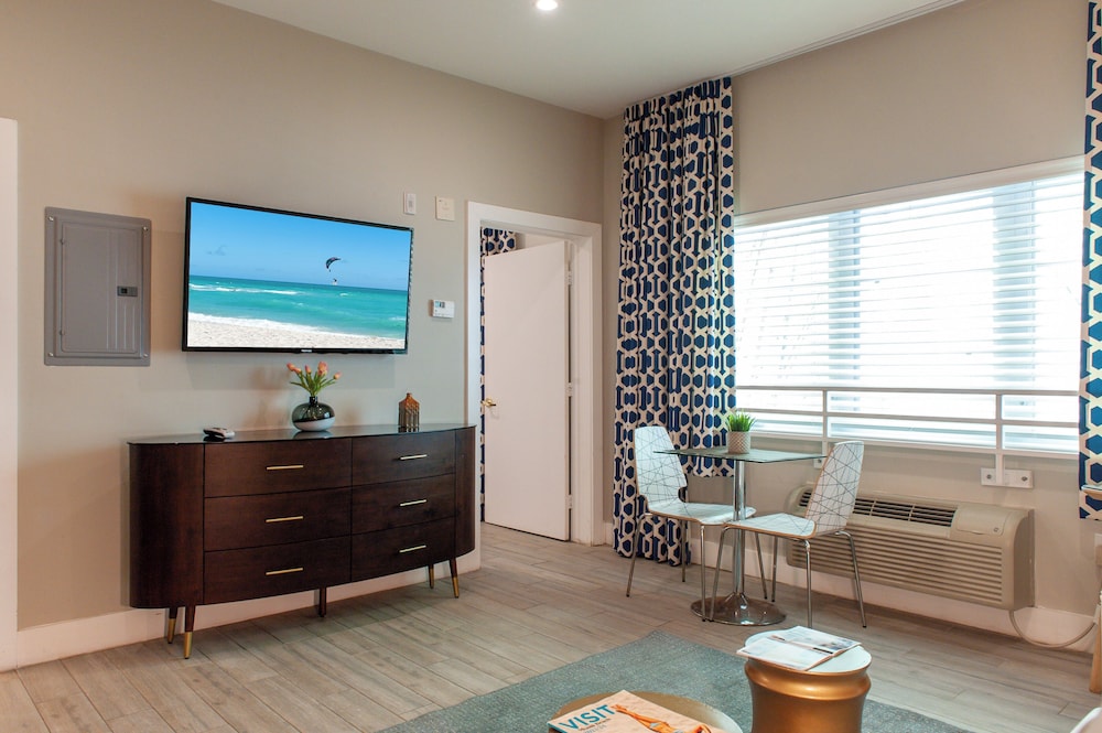 Suite de un dormitorio con cama Queen del hotel Oceanside and Suites. Foto 6