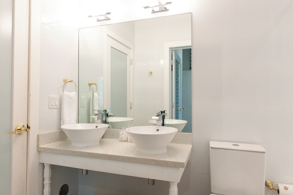 Suite de un dormitorio con cama Queen del hotel Oceanside and Suites. Foto 7