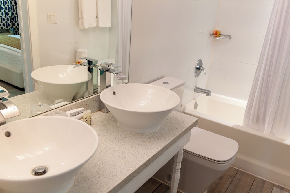 Suite de un dormitorio con cama Queen del hotel Oceanside and Suites. Foto 9
