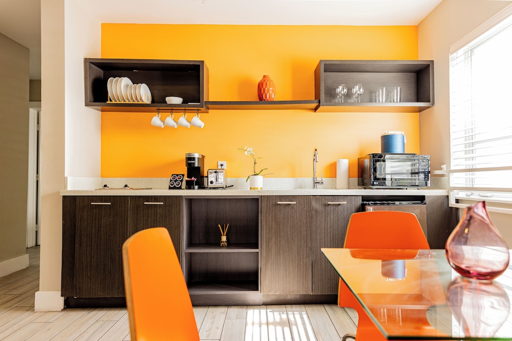 Suite de dos dormitorios con camas Queen del hotel Oceanside and Suites
