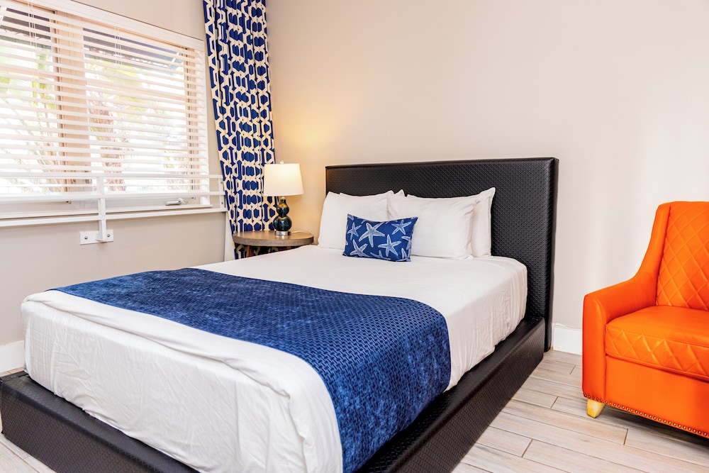 Suite de dos dormitorios con camas Queen del hotel Oceanside and Suites. Foto 1