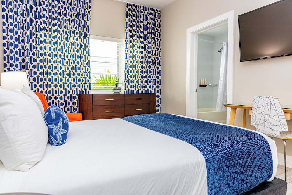 Suite de dos dormitorios con camas Queen del hotel Oceanside and Suites. Foto 2