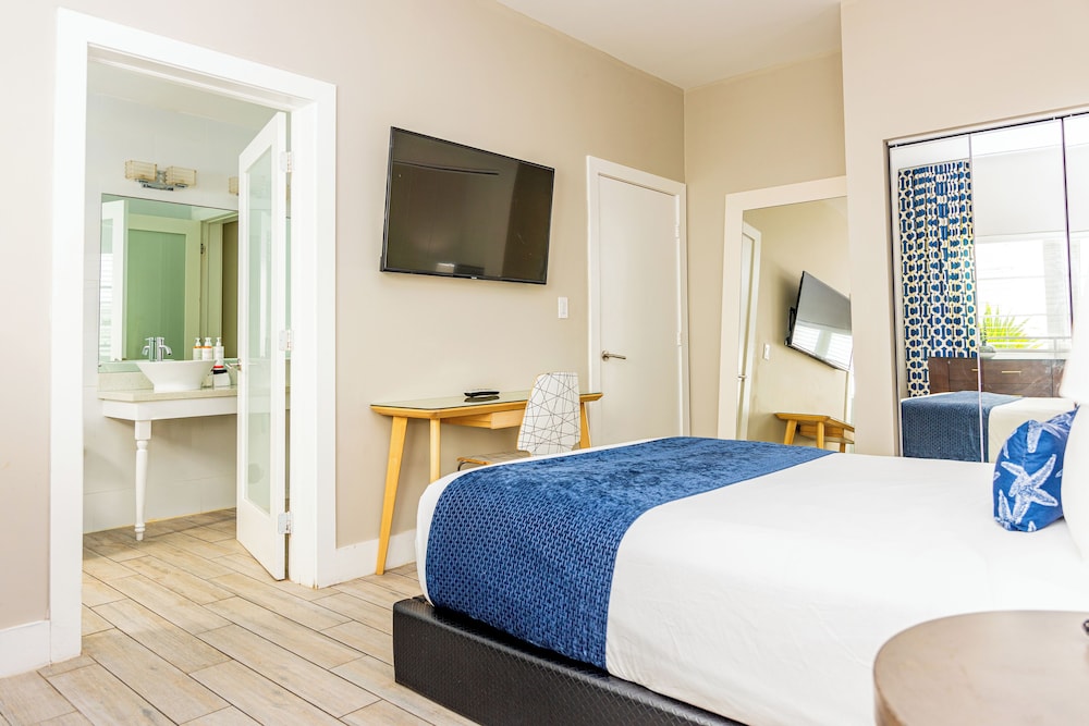 Suite de dos dormitorios con camas Queen del hotel Oceanside and Suites. Foto 3