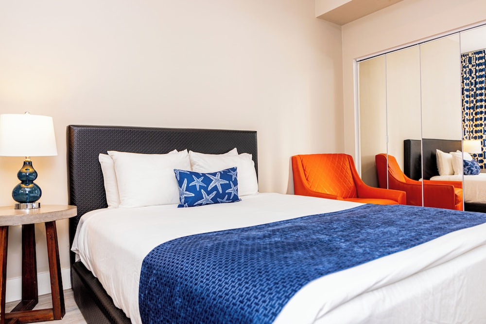 Suite de dos dormitorios con camas Queen del hotel Oceanside and Suites. Foto 4
