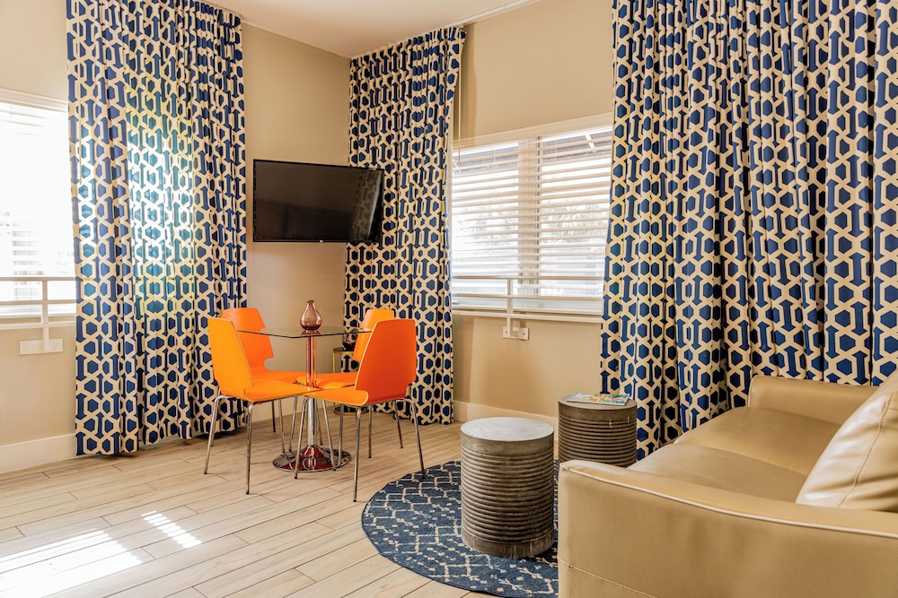 Suite de dos dormitorios con camas Queen del hotel Oceanside and Suites. Foto 5