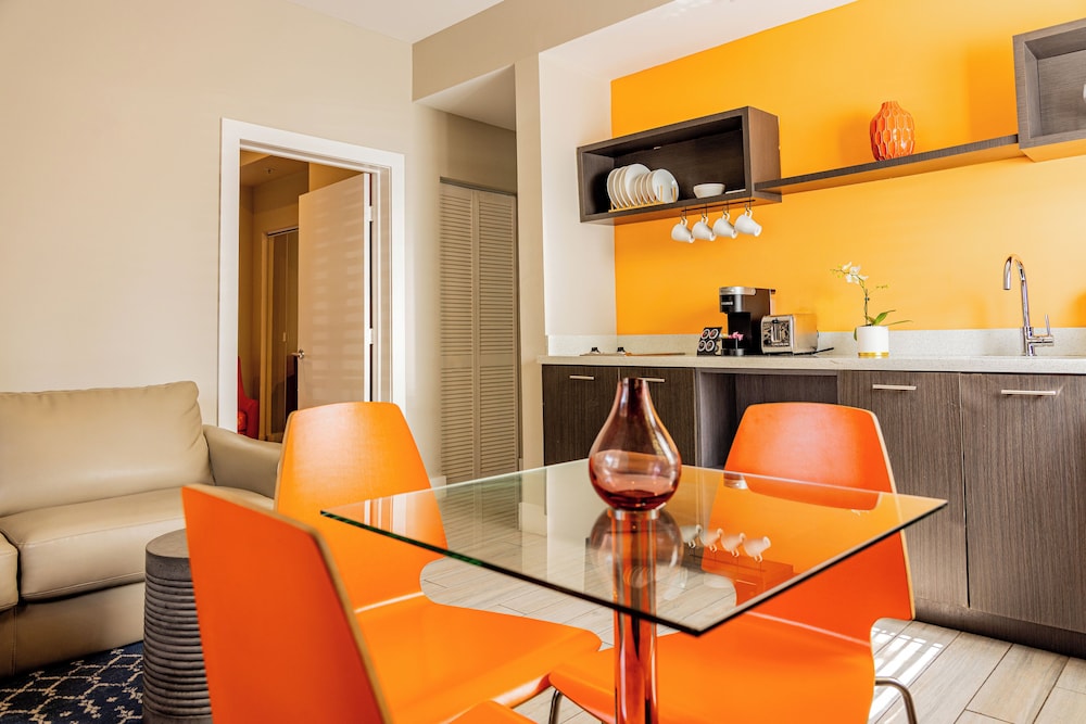 Suite de dos dormitorios con camas Queen del hotel Oceanside and Suites. Foto 6