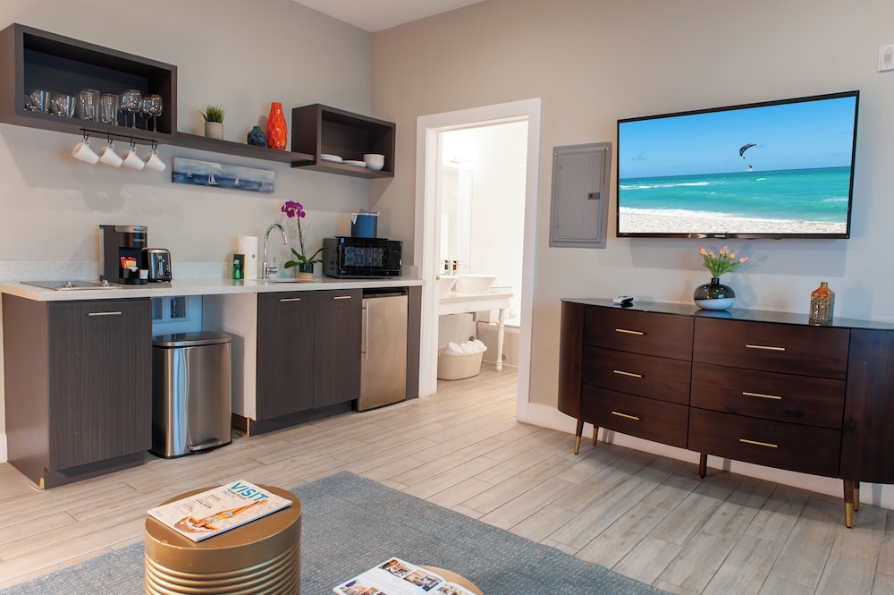 Suite de un dormitorio con cama King del hotel Oceanside and Suites