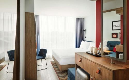 Habitación con cama extragrande. del hotel Hampton By Hilton Dublin City Centre. Foto 1